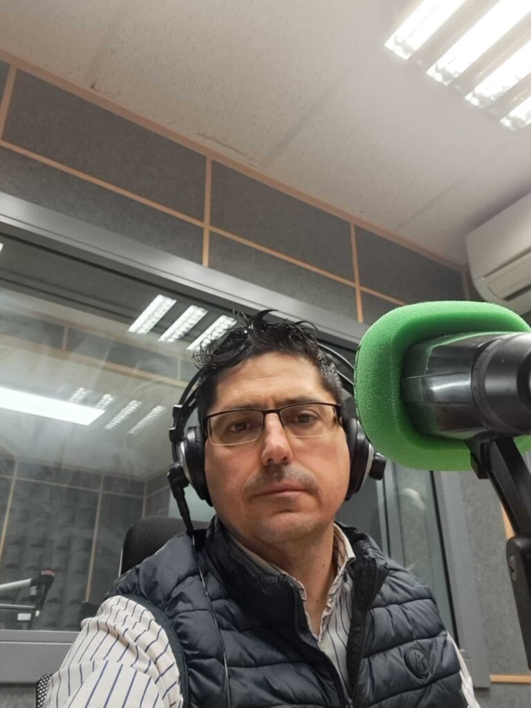 Enrique Torres, experto en inteligencia artificial, en los estudios de Onda Cero Albacete con auriculares y micrófono durante su sección quincenal de IA práctica para autónomos y pymes
