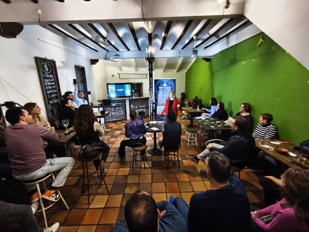 Evento StartupBeer en Albacete con empresarios escuchando la ponencia sobre visión empresarial